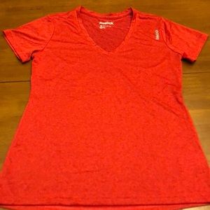 Bright and slim fit t-shirt.